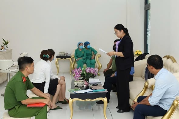 doan_kiem_tra_cong_bo_quyet_dinh_kiem_tra_doi_voi_nha_khoa_quoc_te_tue_minh_phuong_long_my-_anh_cong_an_thanh_pho_can_tho._.jpg