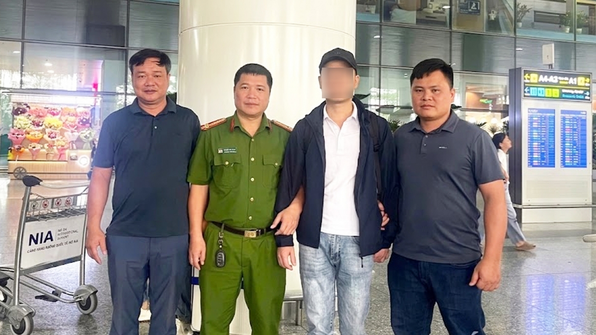 doi_tuong_bi_truy_na_7_nam_ra_dau_thu.jpg