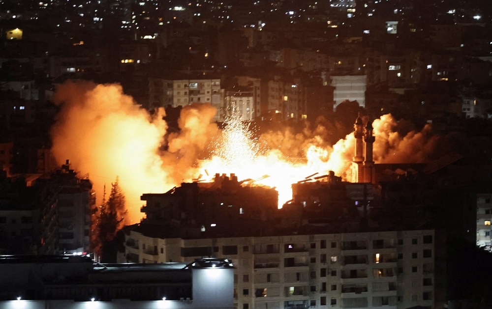 Israel không kích vùng ngoại ô Beirut giữa lúc Mỹ và Iran tiến gần thỏa thuận ngừng xung đột. Ảnh: Reuters