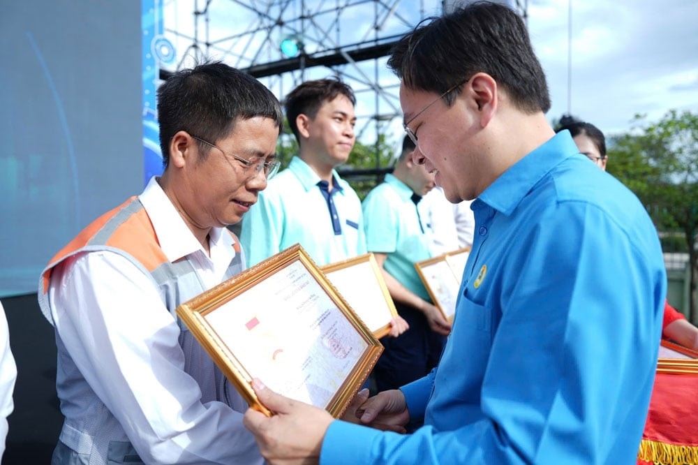 dong_chi_nguyen_anh_tuan_chu_tich_tong_lien_doan_lao_dong_viet_nam_trao_bang_lao_dong_sang_tao_toi_cac_ca_nhan_tieu_bieu.jpeg
