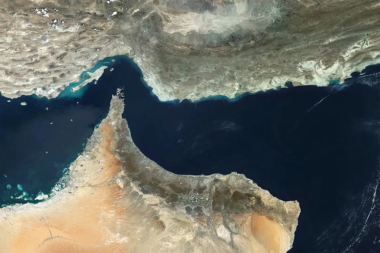 Eo biển Hormuz được coi là một trong những tuyến vận tải năng lượng quan trọng nhất thế giới, với khoảng 20% lượng dầu mỏ giao dịch toàn cầu đi qua mỗi ngày (Ảnh: Bloomberg)
