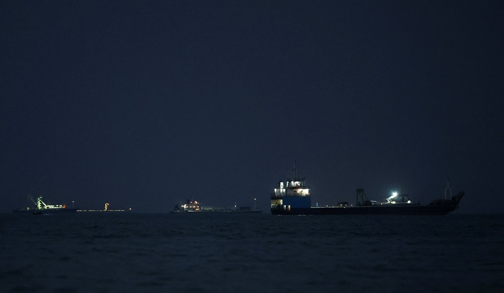 Hình ảnh các tàu bị tắc ở Hormuz. Ảnh: Reuters