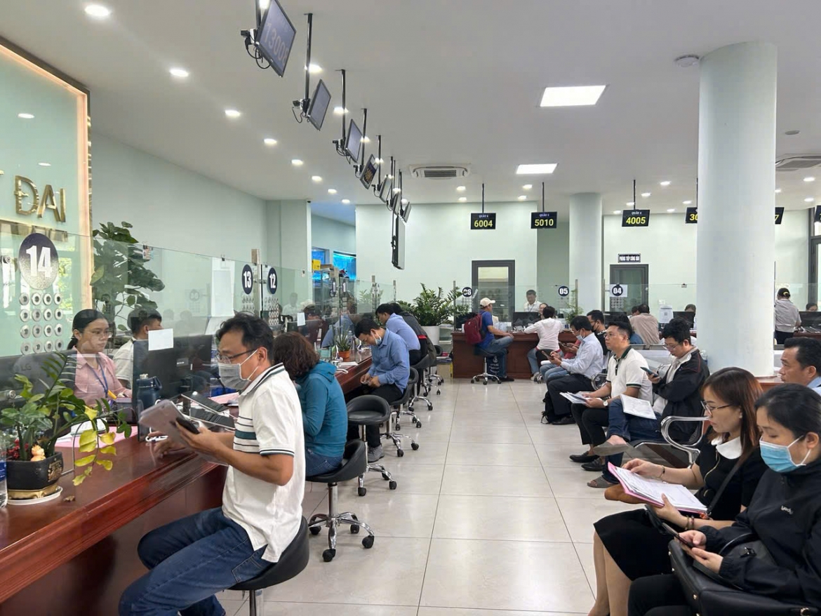 Người dân đến làm thủ tục đất đai tại văn phòng đăng ký đất đai