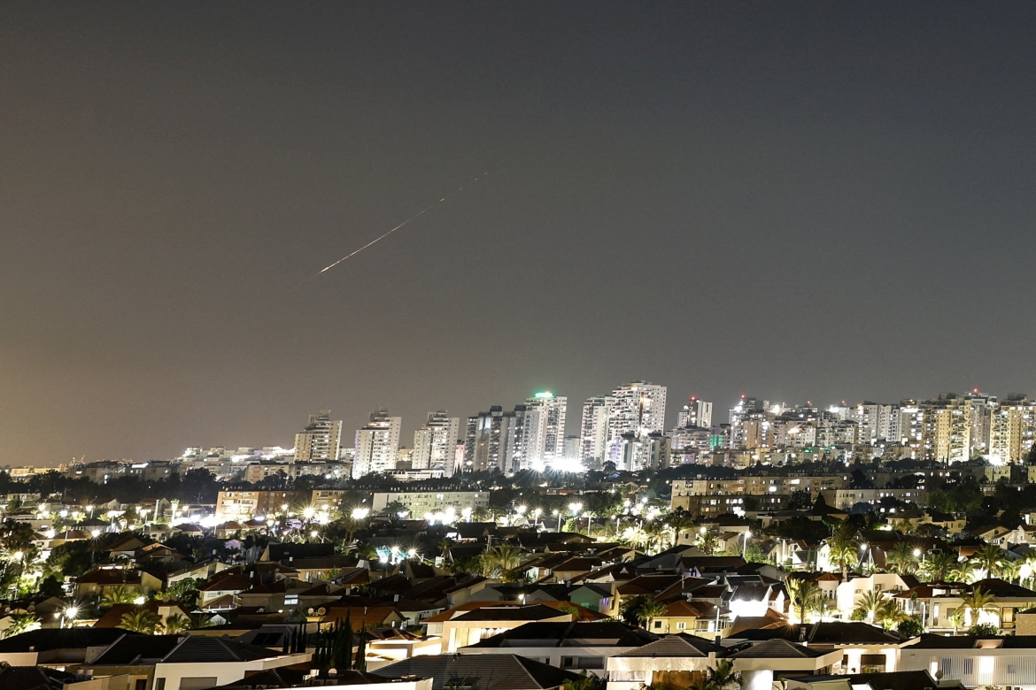 Iran phóng tên lửa tấn công Israel, nhiều nước đóng cửa không phận (Ảnh: Reuters).