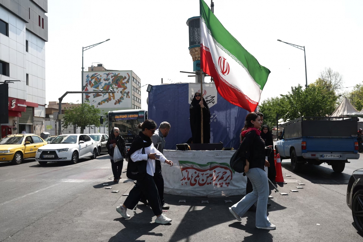 Một phụ nữ cầm quốc kỳ Iran trên một con phố ở Tehran, Iran ngày 10/6/2026. Ảnh: Reuters