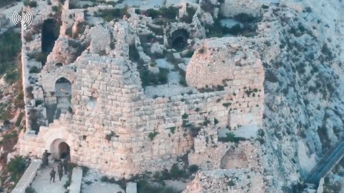 Quân đội Israel chiếm lâu đài Beaufort ở miền Nam Lebanon (Ảnh: Reuters).

