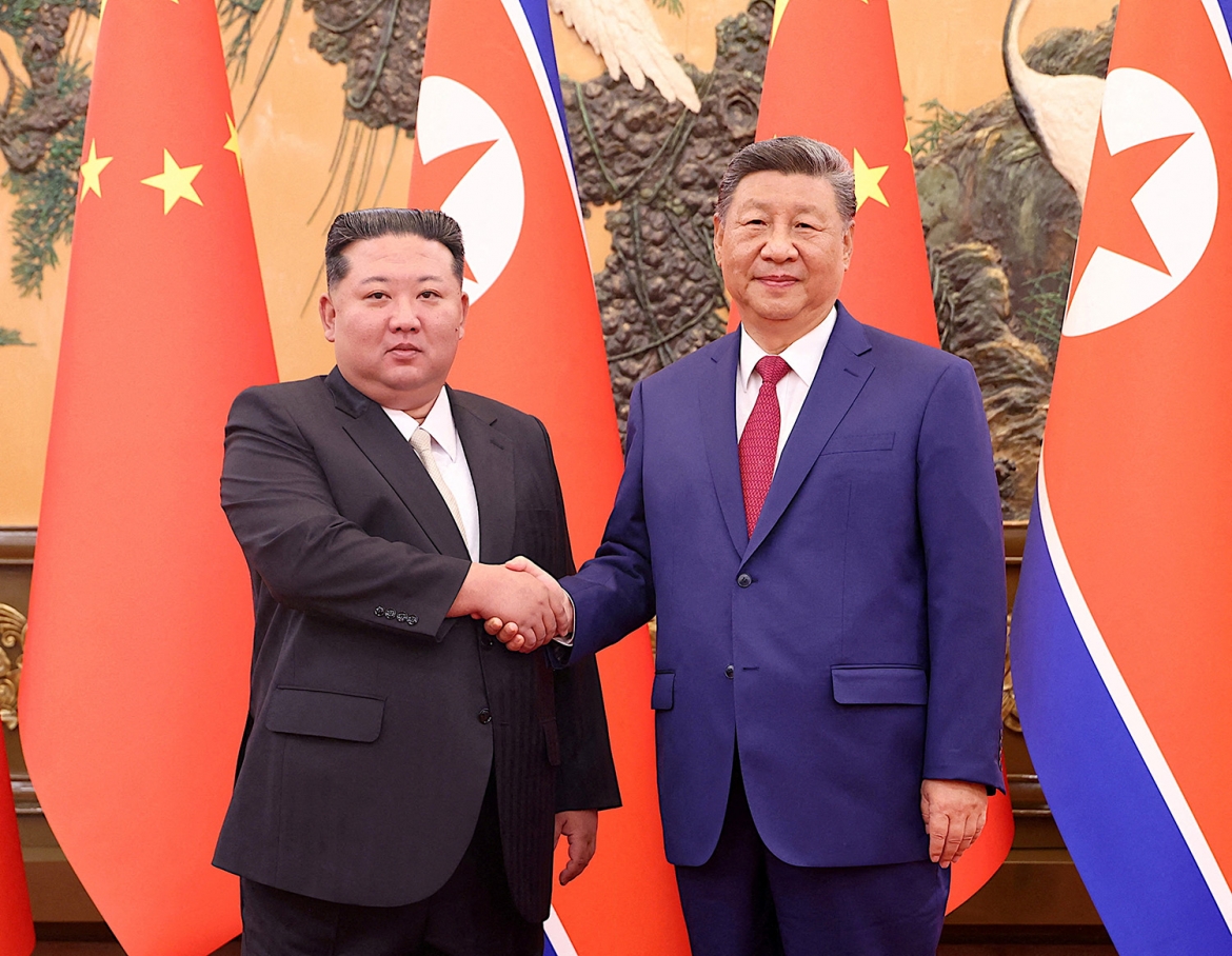 Chủ tịch Trung Quốc Tập Cận Bình đón nhà lãnh đạo Triều Tiên Kim Jong Un tới dự lễ duyệt binh tại Bắc Kinh, tháng 9/2025. Ảnh: Tân Hoa xã