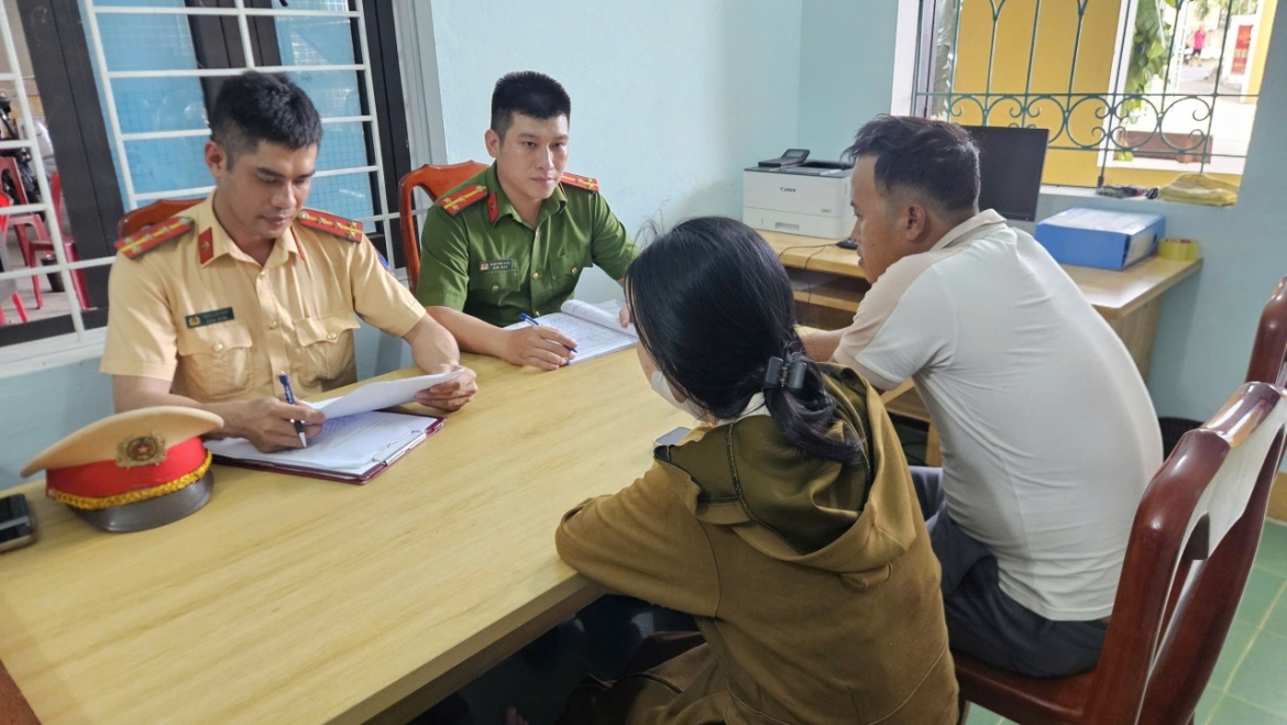 luc_luong_cong_an_xu_ly_truong_hop_nguoi_phu_nu_nam_giua_duong_gay_can_tro_an_toan_giao_thong.jpg