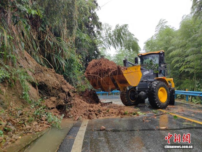 mot_vu_sat_lo_dat_do_mua_lon_xay_ra_o_thanh_pho_nam_xuong_tinh_giang_tay_trung_quoc_ngay_30_6._anh_china_news.jpg