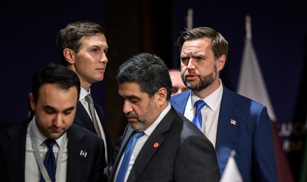 Phó Tổng thống Mỹ JD Vance và con rể của Tổng thống Mỹ, Jared Kushner tại cuộc đàm phán giữa Mỹ và Iran ở Thủy Sĩ. Ảnh: Reuters