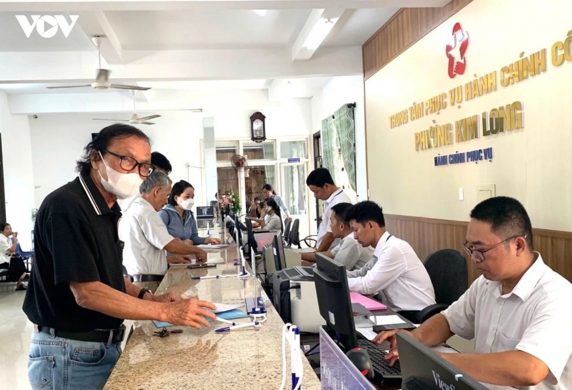 nguoi_dan_den_lam_thu_tuc_hanh_chinh_tai_phuong_kim_long_thanh_pho_hue.jpg