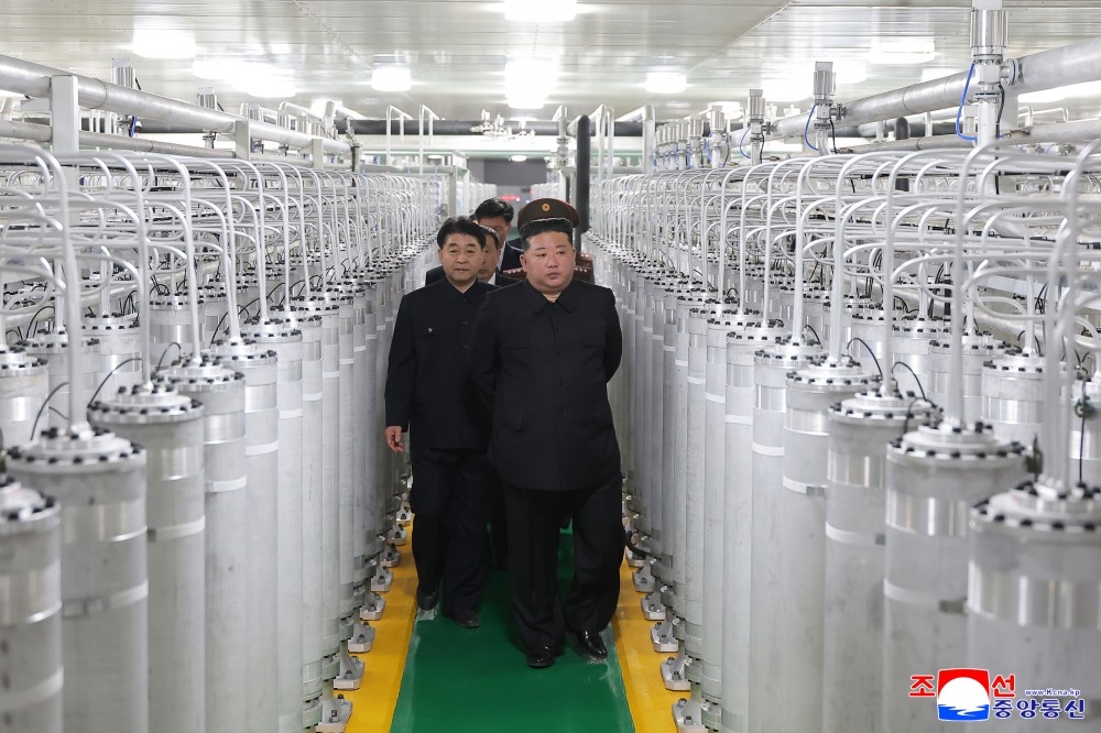 nha_lanh_dao_trieu_tien_kim_jong_un_thi_sat_nha_may_san_xuat_vat_lieu_hat_nhan_moi_anh_kcna_20260604091318.jpeg