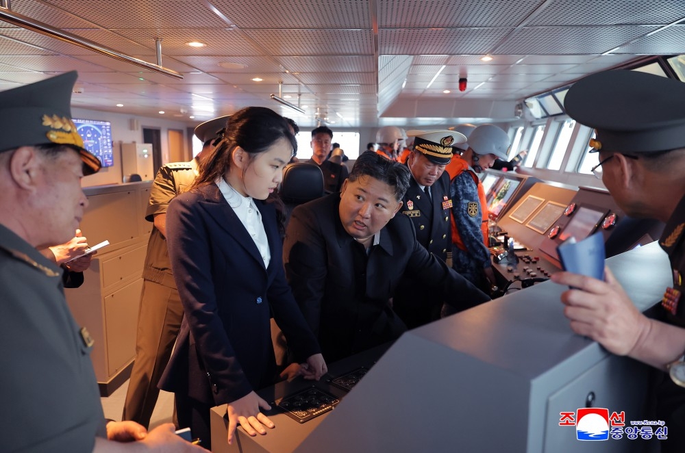 nha_lanh_dao_trieu_tien_kim_jong_un_va_con_gai_tham_tau_khu_truc_kang_kon._anh_kcna.jpeg