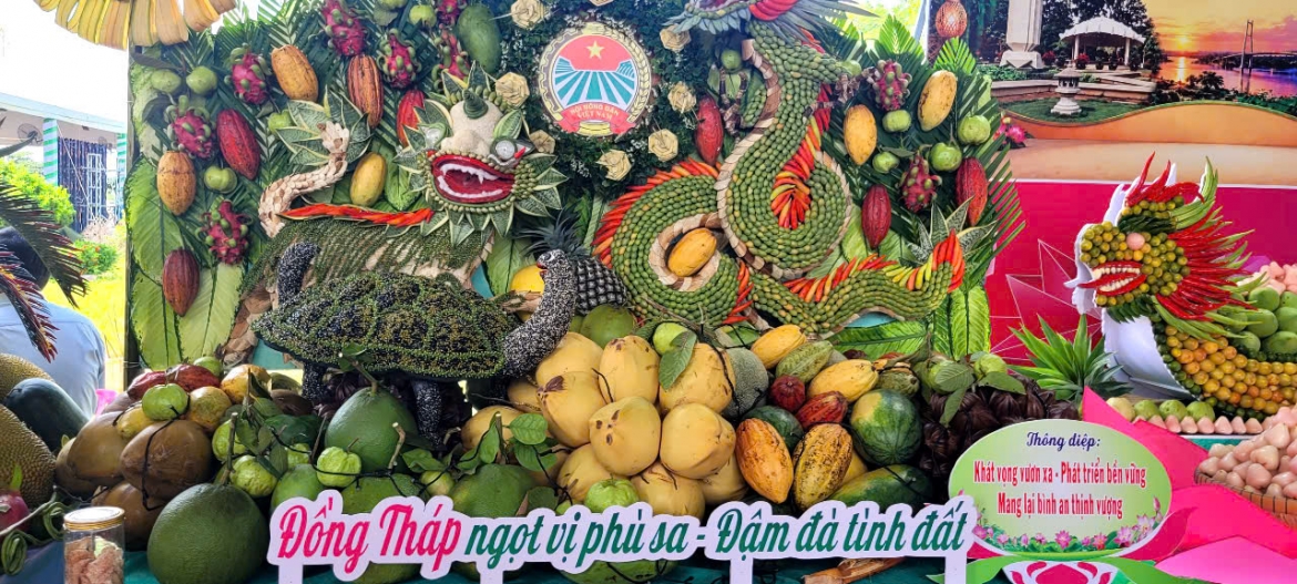 nhieu_tac_pham_tao_hinh_bang_trai_cay_tao_diem_nhan_thu_hut_khach_tham_quan.jpg