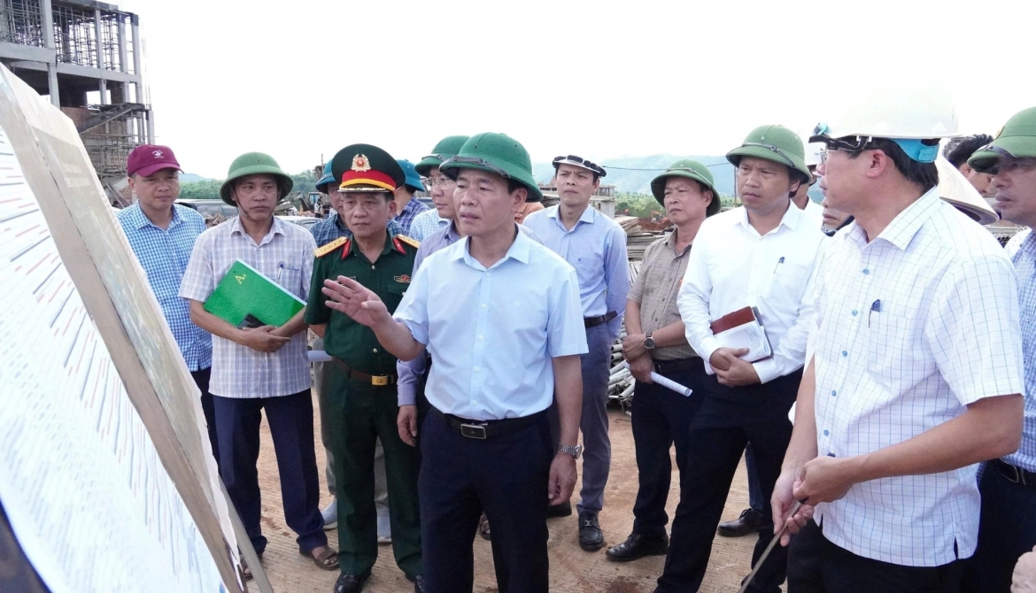 ong_nguyen_van_phuong_bi_thu_tinh_uy_quang_tri_kiem_tra_tien_do_thi_cong_truong_noi_tru_th_va_thcs_huong_phung.jpg