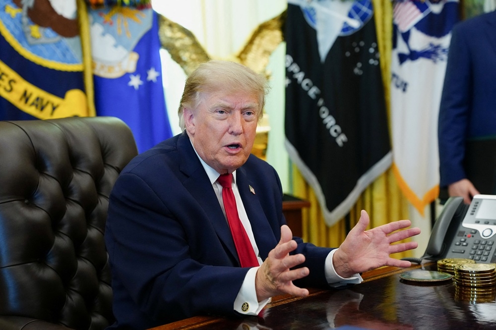 Ông Trump cảnh báo rắc rối lớn nếu doanh nghiệp không hạ giá xăng. Ảnh: Reuters
