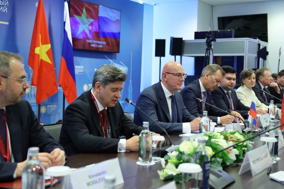 pho_thu_tuong_chernyshenko_bay_to_vui_mung_lan_dau_tien_duoc_gap_pho_thu_tuong_thuong_truc_pham_gia_tuc.jpg