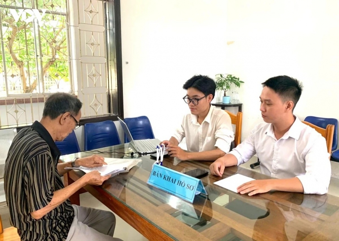 phuong_kim_long_thanh_pho_hue_bo_tri_can_bo_de_huong_dan_nguoi_dan_lam_thu_tuc_hanh_chinh.jpg