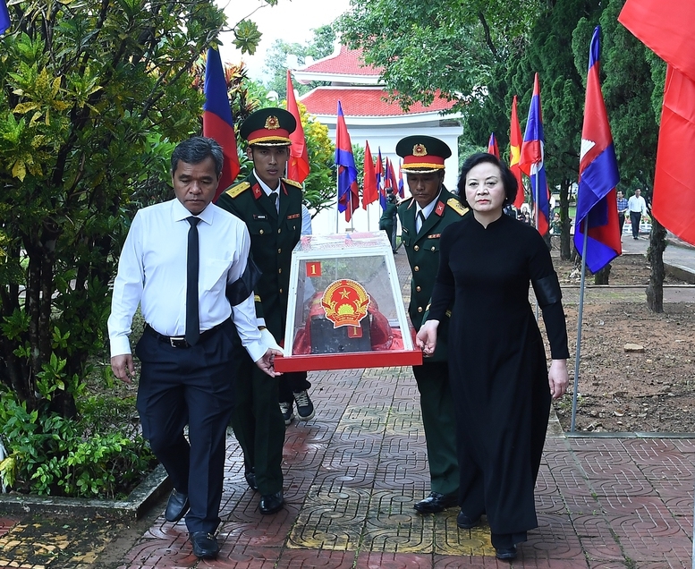 pttg-va-bi-thu-tinh-uy-quang-ngai-di-chuyen-hai-cot-liet-si-ra-noi-an-tang-17806330620771005291132.jpg