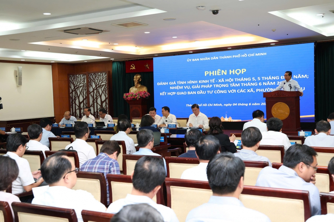 quang_canh_hoi_nghi_anh_t.b.jpg