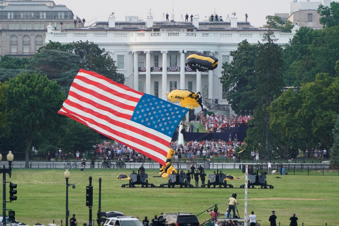Các lính dù thuộc đội biểu diễn Golden Knights của Lục quân Mỹ mang theo quốc kỳ Mỹ hạ cánh xuống khu vực Ellipse trong lễ kỷ niệm Ngày Độc lập tại Washington DC, ngày 4/7/2020. Ảnh: Reuters