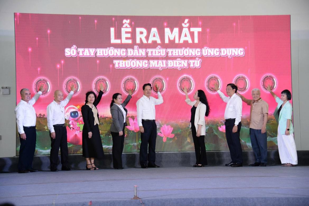 ra_mat_so_tay_huong_dan_tieu_thuong_ung_dung_thuong_mai_dien_tu.jpg