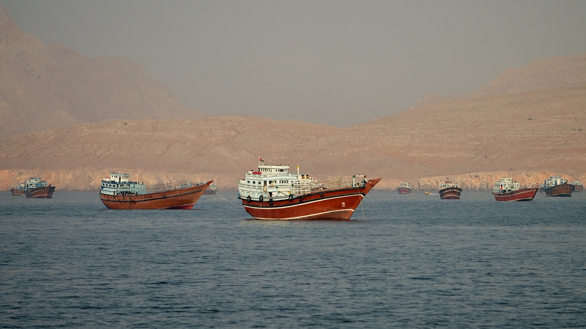 Các tàu thuyền di chuyển trên eo biển Hormuz, nhìn từ bán đảo Musandam (Oman), ngày 14/6/2026. Ảnh: Reuters