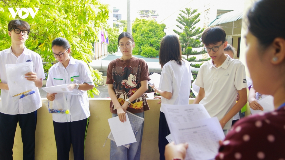 thi chuyen 10.jpg
