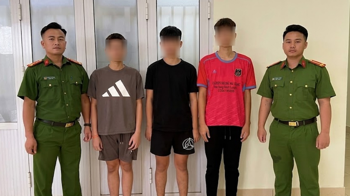 thieu_nien_mang_dao_doi_no_ep_ban_giao_dien_thoai_o_ha_noi.jpg