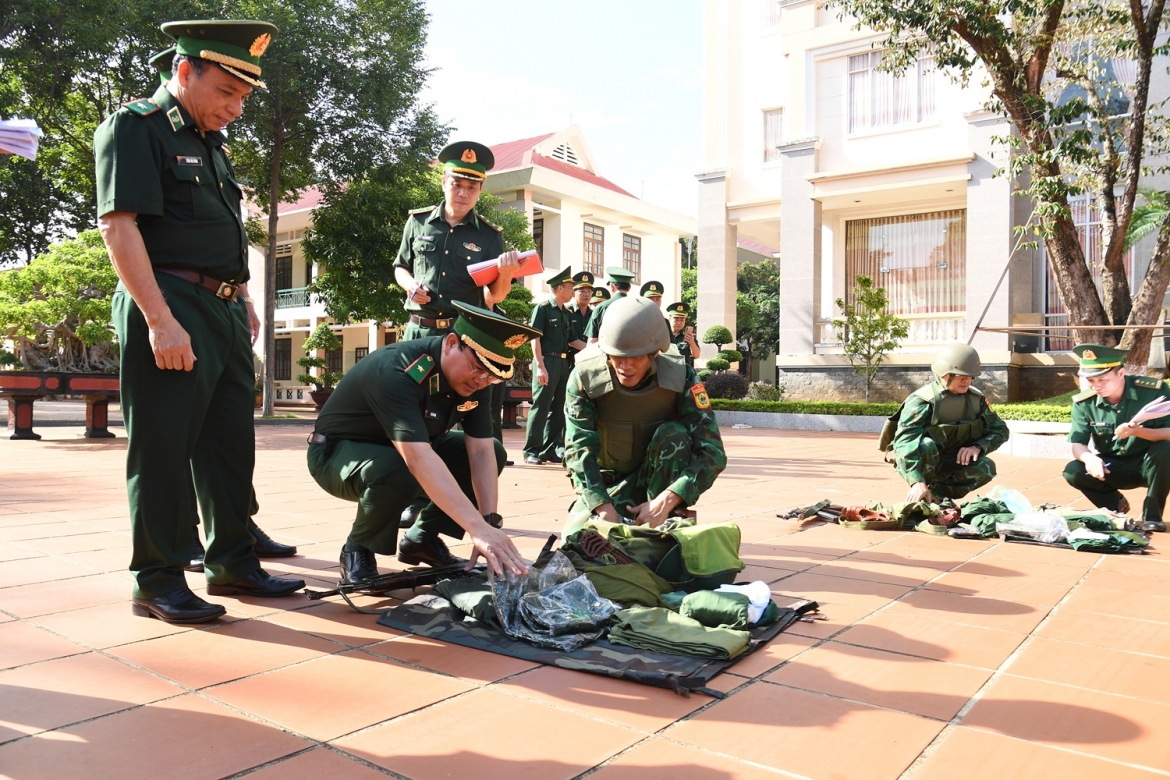 thieu_tuong_vo_tien_nghi_va_doan_cong_tac_kiem_tra_trang_bi_cua_bo_doi_khi_thuc_hien_nhiem_vu_co_dong_luc_luong.jpg