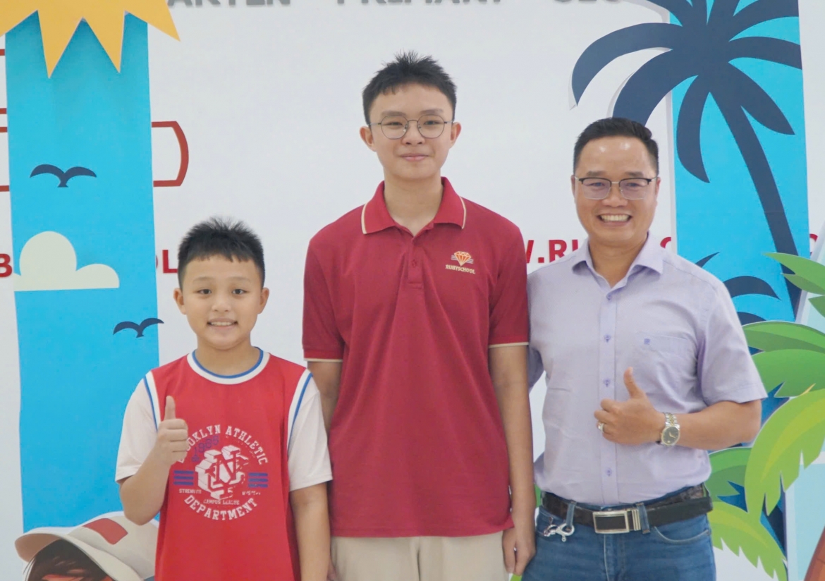 thu_khoa_lop_10_va_gia_dinh.jpeg