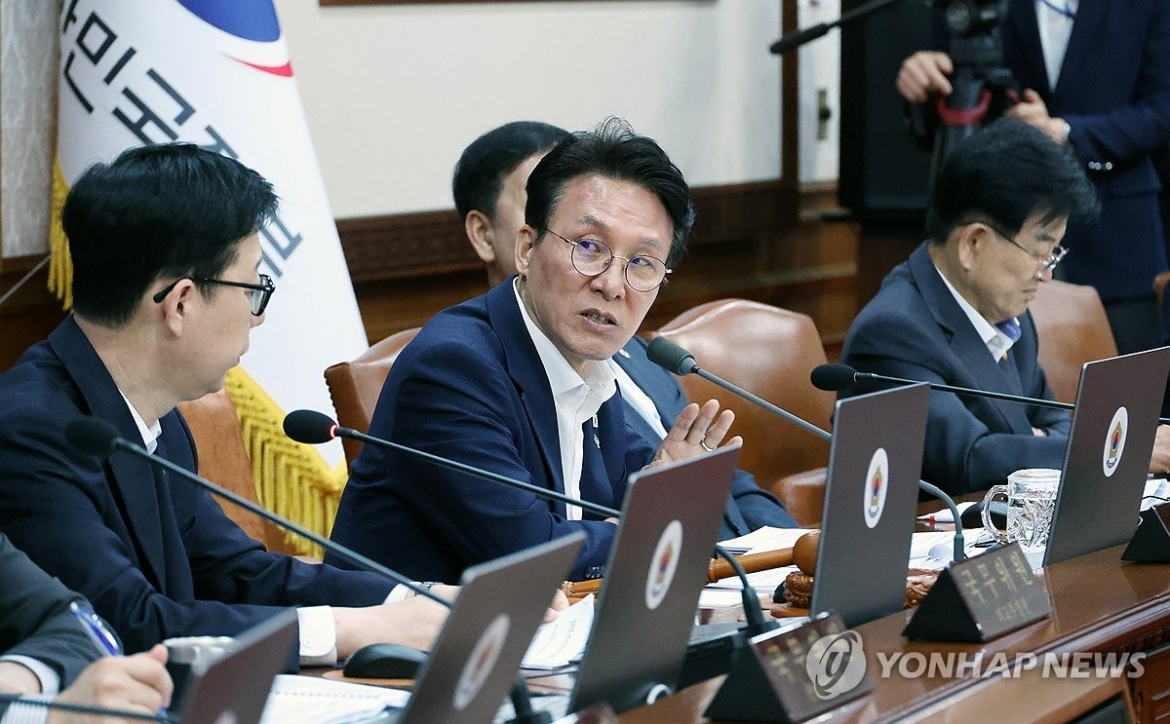 thu_tuong_kim_min-seok_yeu_cau_su_dung_bien_phap_manh_de_giai_tan_bieu_tinh_trong_phien_hop_chinh_phu_ngay_16_6._anh_yonhap.jpg