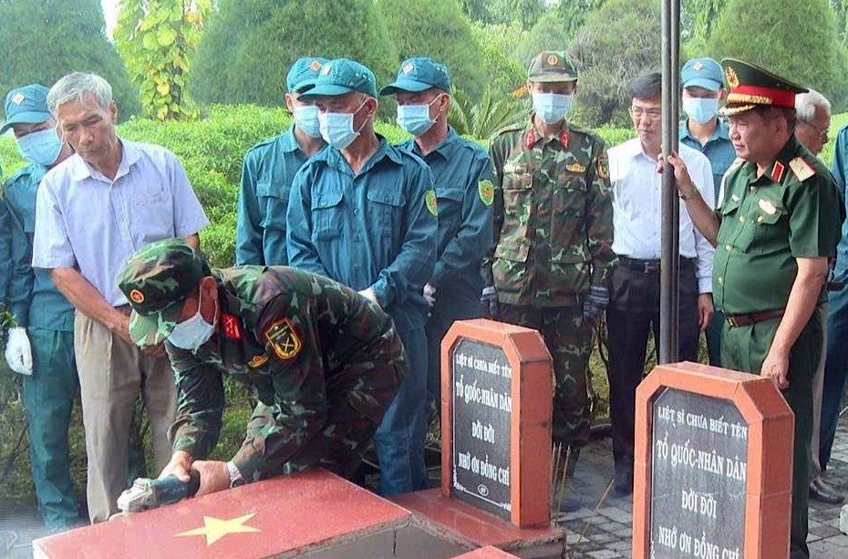 thuc_hien_khai_quat_lay_mau_hai_cot_liet_si_tai_nghia_trang_liet_si_xa_duc_linh_tinh_lam_dong._anh_lamdong.gov_.vn_.jpg