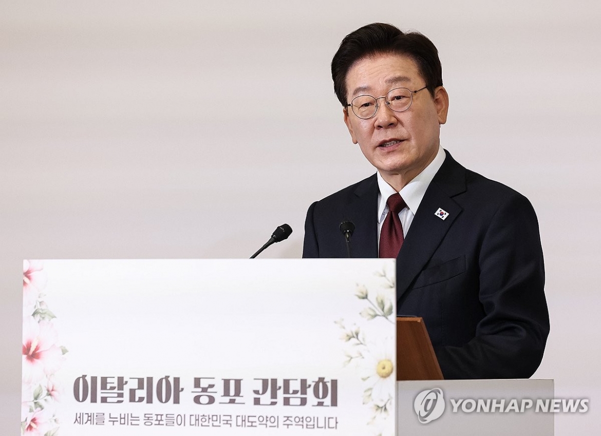 tong_thong_lee_jae_myung_trong_cuoc_gap_voi_cong_dong_nguoi_han_tai_italy_hom_15-6._anh_yonhap.jpg
