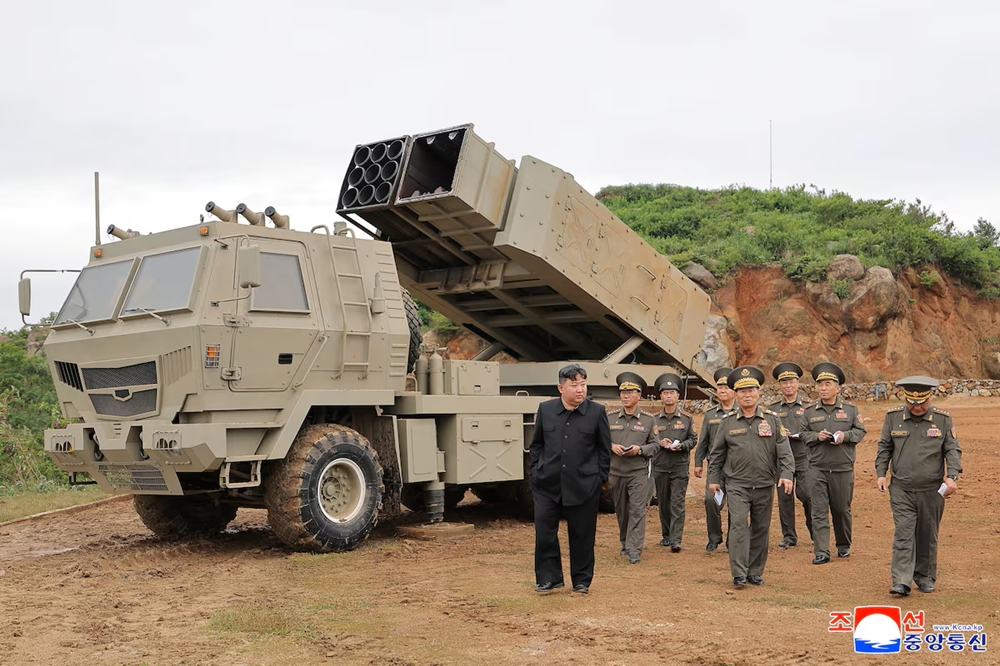 Nhà lãnh đạo Triều Tiên Kim Jong Un giám sát các vụ phóng thử nghiệm hỗn hợp tên lửa ở Triều Tiên. Ảnh: Reuters