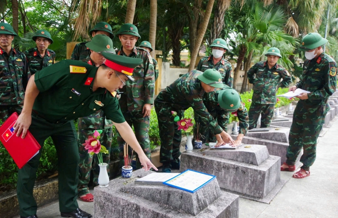 truoc_khi_khai_quat_tren_moi_bia_mo_chua_xac_dinh_thong_tin_duoc_dan_1_to_giay_co_danh_dau_so_lo_so_hang_mo_.jpg