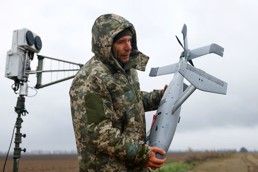 Binh sĩ Ukraine thử nghiệm máy bay không người lái đánh sử dụng trí tuệ nhân tạo. Ảnh: Reuters