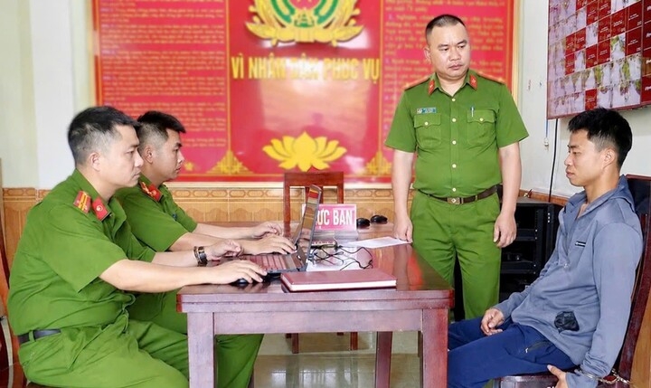 vov bat doi tuong giật điện thoại.jpg