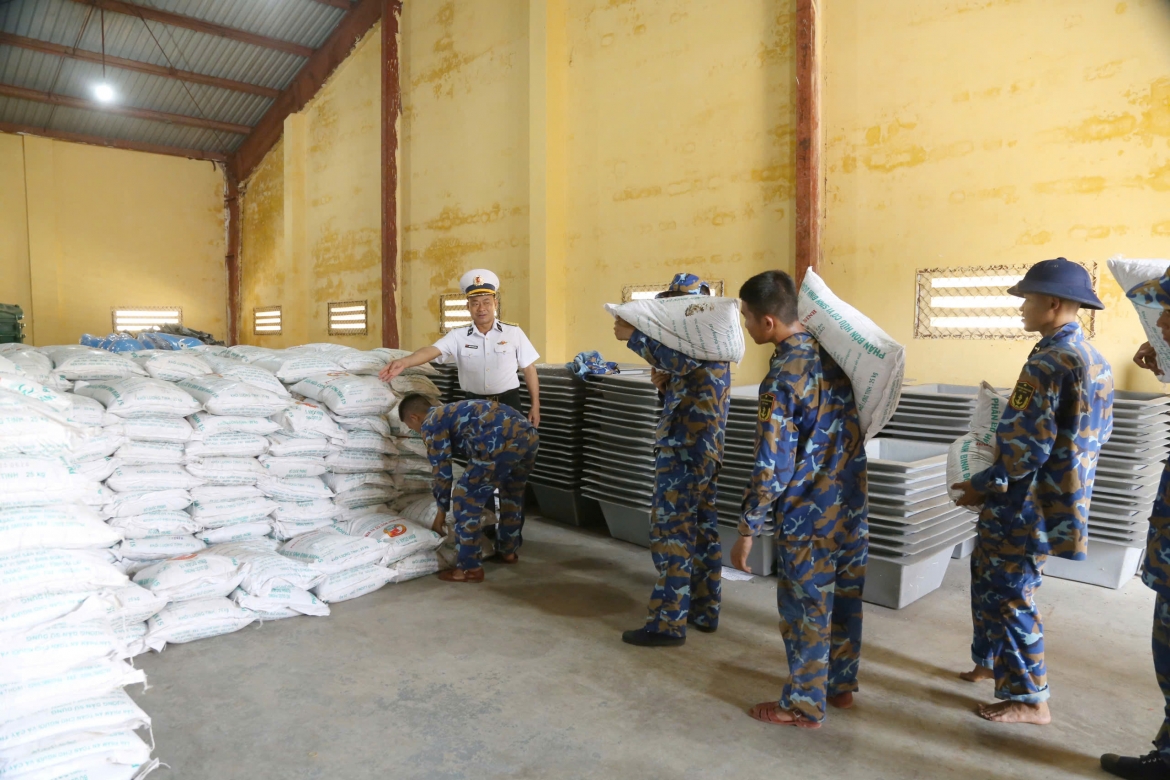 vung_4_hai_quan_tiep_nhan_50_tan_phan_bon_tu_binh_doan_20.jpg