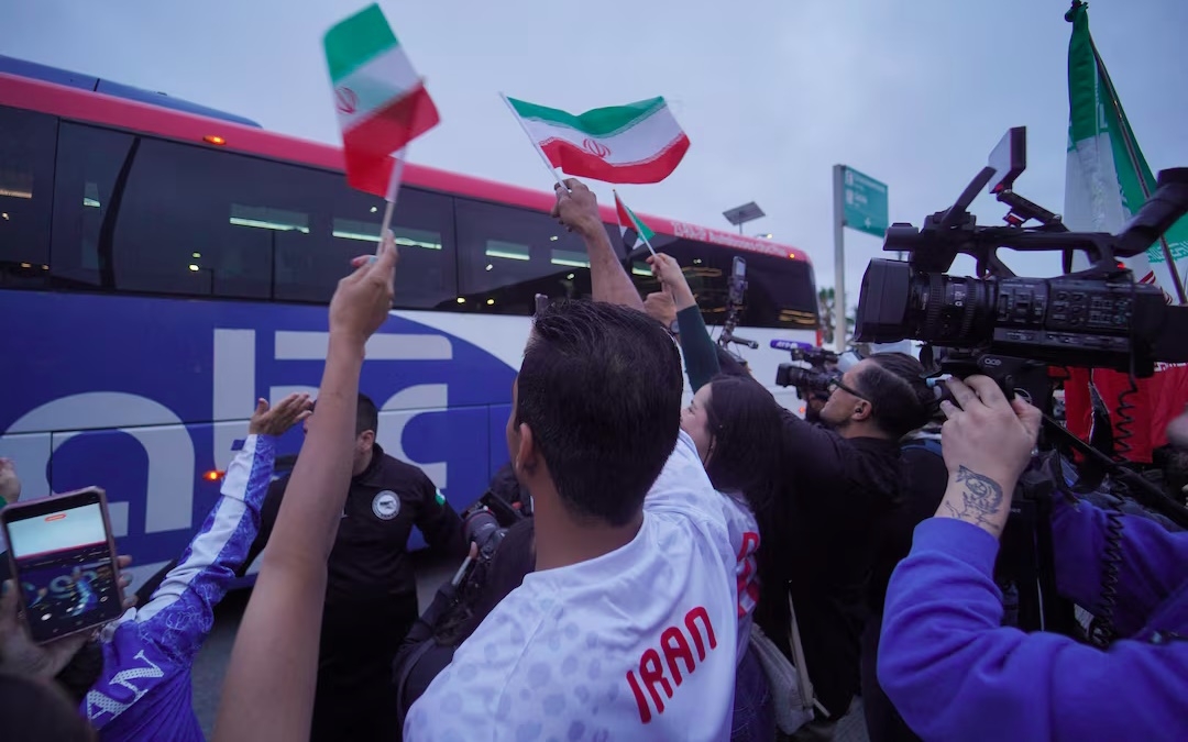 xe doi tuyen bong da Iran o Mexico, fan bong da Iran vay co Iran don chao, 6-2026 -reu.jpg