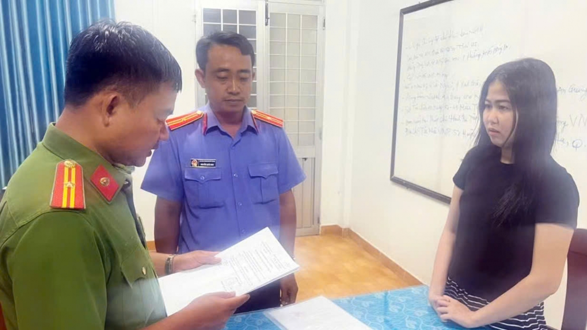 Bị can Trần Thị Thanh Nguyên (SN 2002) tại cơ quan công an (Ảnh: Công an An Giang)