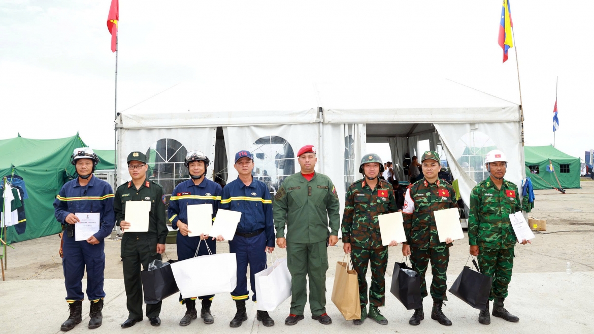 07-06_chinh_phu_venezuela_trao_huy_chuong_-anh_hung_venezuela_tang_doan_cuu_nan_cuu_ho_viet_nam.jpg