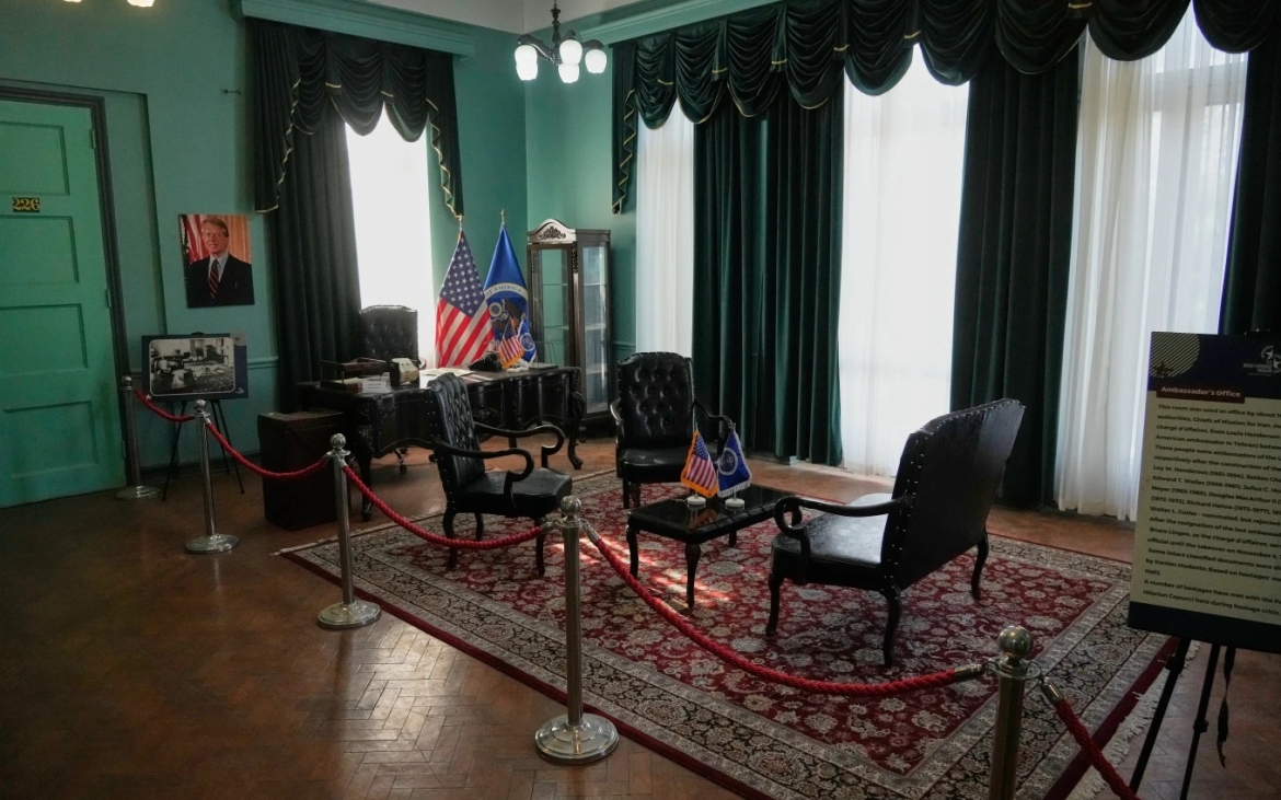 1-cuu-dai-su-quan-my-tai-iran-_ap.jpg