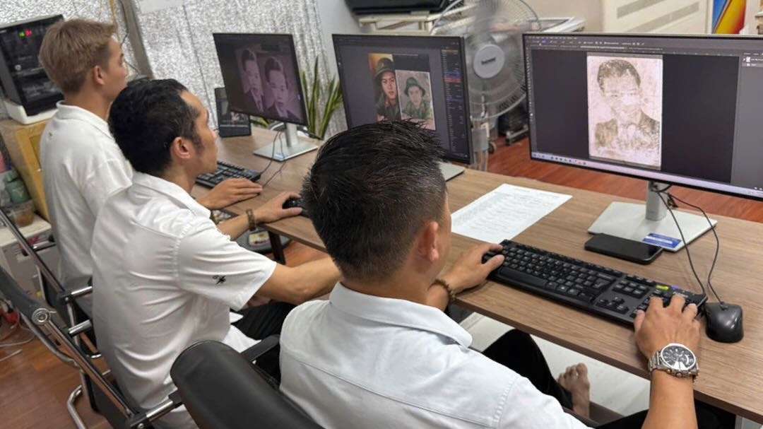 Nhóm bạn trẻ tham gia phục dựng ảnh liệt sĩ (Ảnh: Bộ Tư lệnh TP.HCM)
 
