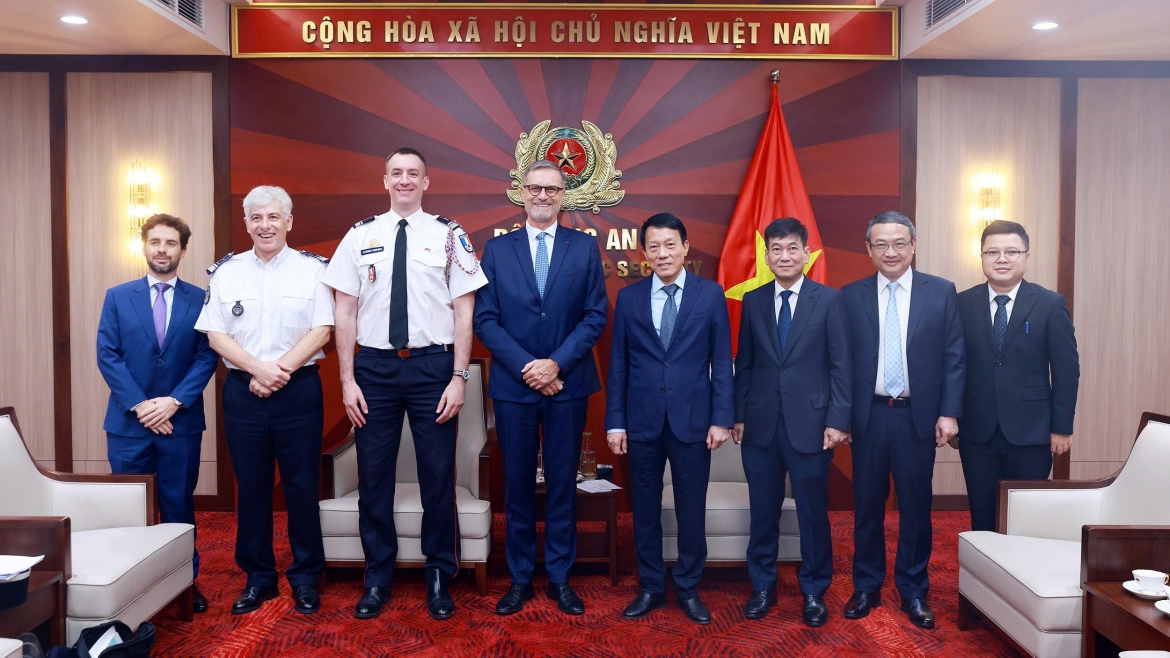 13-07_bo-truong-luong-tam-quang-va-dai-su-phap-olivier-brochet-cung-cac-dai-bieu.jpg