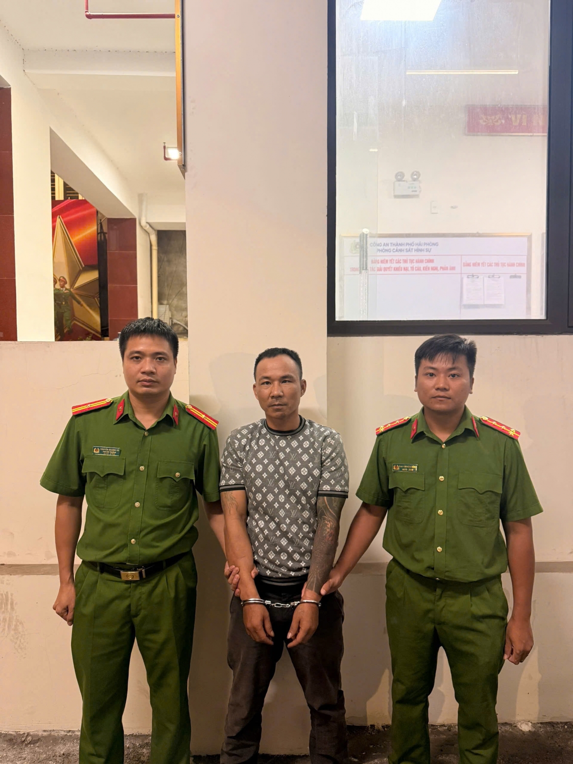 24-7-nghi-pham-bi-cong-an-bat-giu.jpg