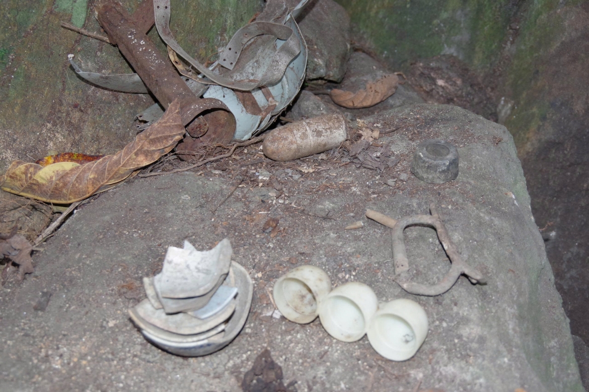 3.-vat-dung-cua-liet-si-duoc-tim-thay-tai-hang-da-sap.jpg