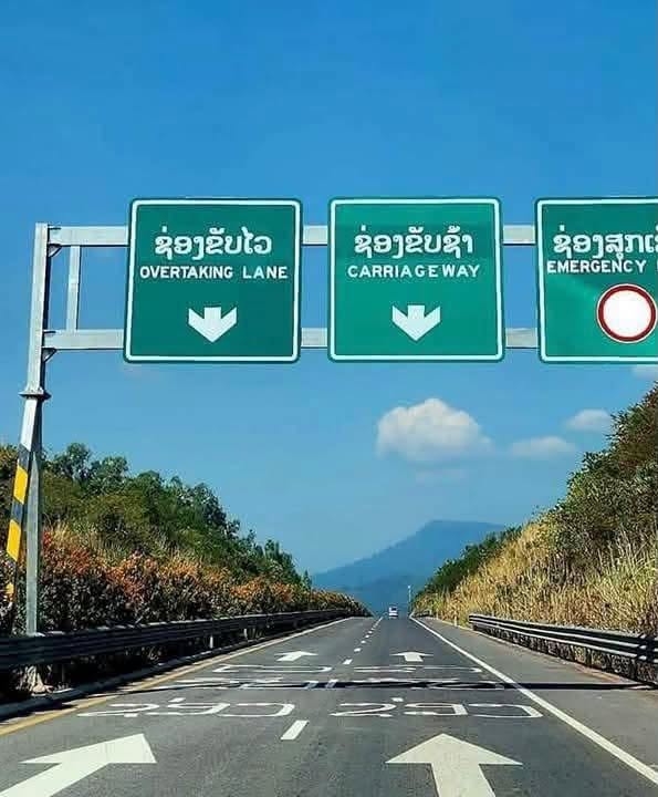 Tổ chức phân làn vượt trên cao tốc tại Lào