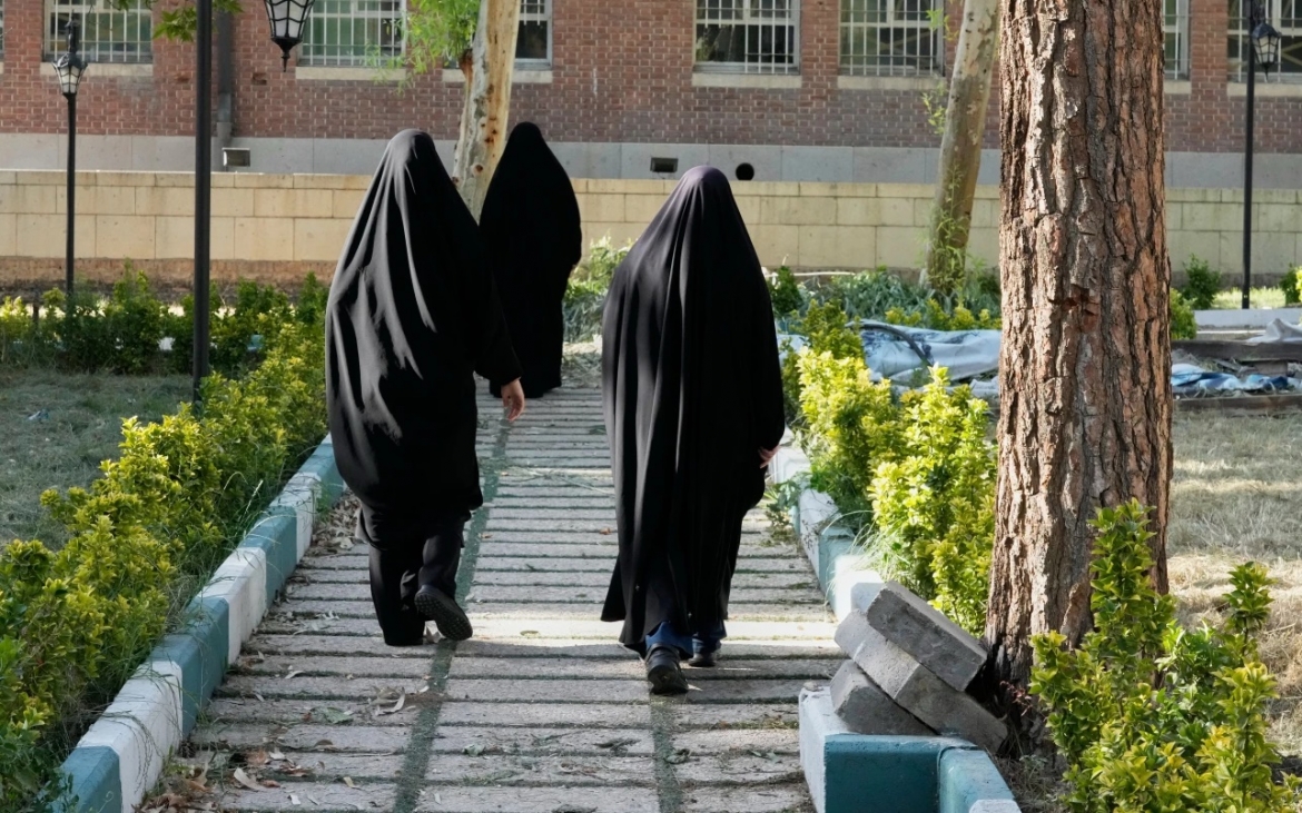 9-cuu-dai-su-quan-my-tai-iran-_-ap.jpg