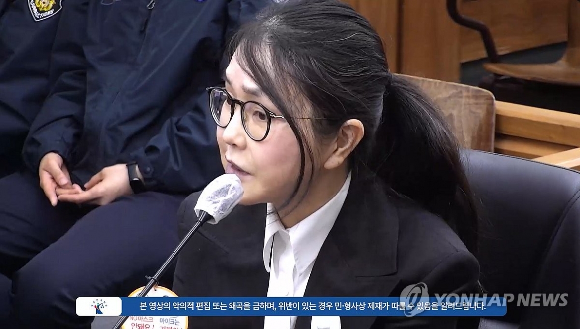 Cựu Đệ nhất phu nhân Hàn Quốc Kim Keon Hee hầu tòa. Ảnh Yonhap News.jpg
